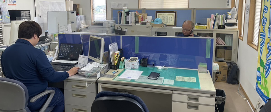 ）事務所内部（横長